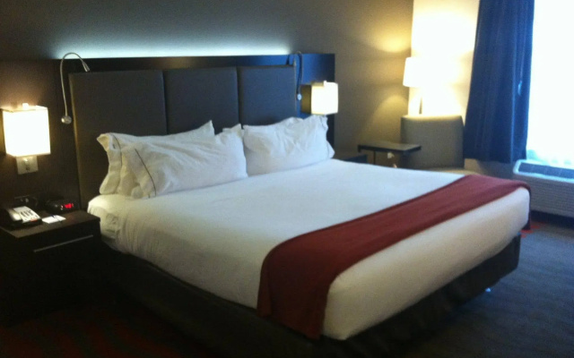 Holiday Inn Express & Suites Columbus - Easton Area by IHG