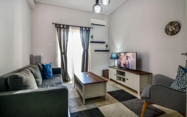 "Daydreamers Flat", staircase to Neos Kosmos