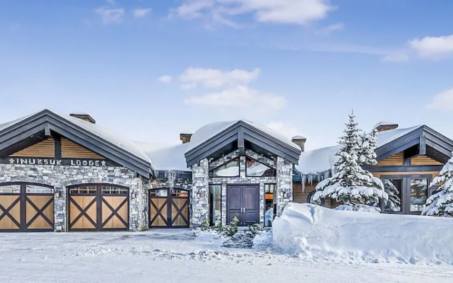 Inuksuk Lodge 4800 sq ft of Excellence