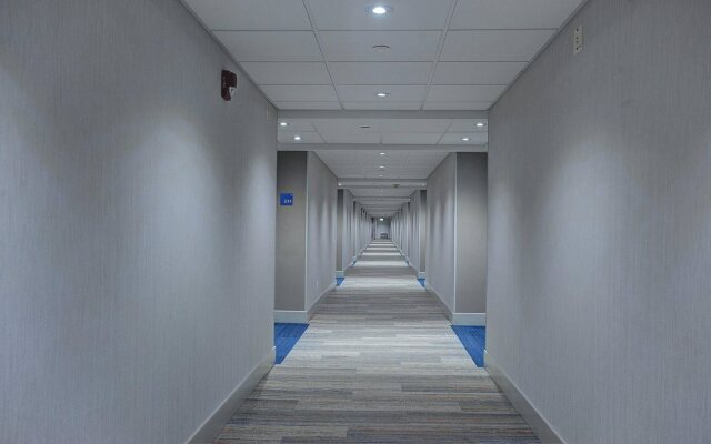 Holiday Inn Express & Suites Toronto Airport West by IHG