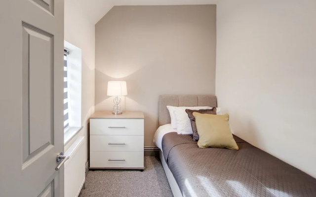 4 Bed - Sleeps 6 - Private Garden - Free Parking