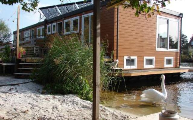 Отель B&B Houseboat between Amsterdam Windmills Нидерланды, Амстердам - отзывы, цены и фото номеров - забронировать отель B&B Houseboat between Amsterdam Windmills онлайн вид на фасад