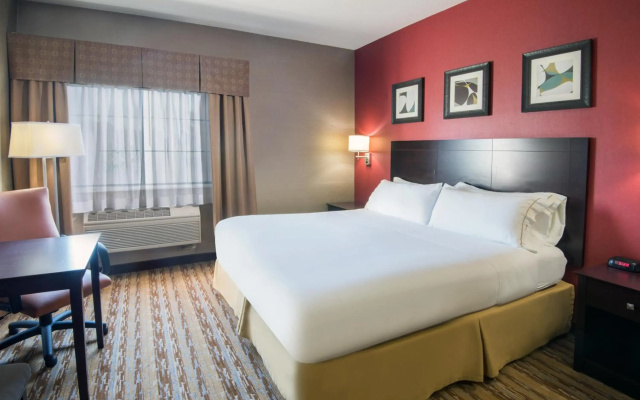Holiday Inn Express & Suites Wauseon by IHG