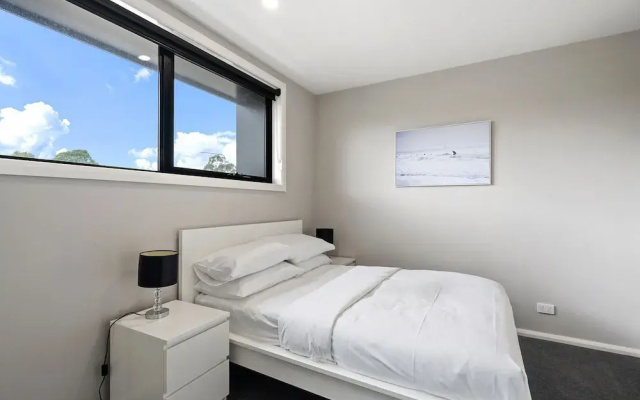 Modern 3-bedroom Townhouse in Quiet Greenway
