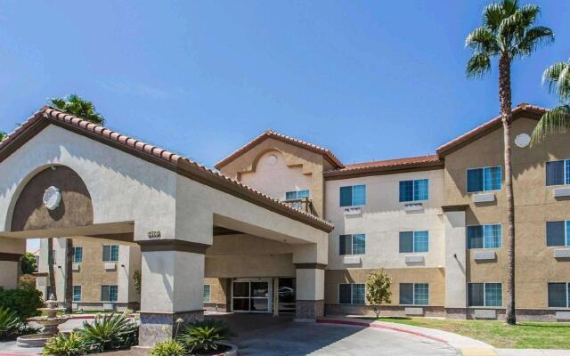 Comfort Suites Bakersfield in Bakersfield, United States of America from 139$, photos, reviews - zenhotels.com hotel front