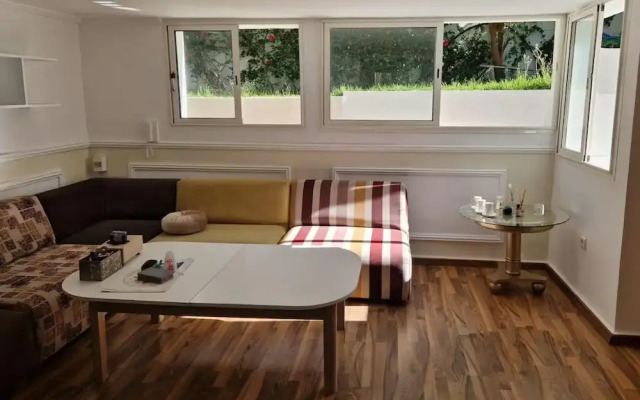 2 Bed Villa, Sleeps 4 - Garden, Wifi, Parking