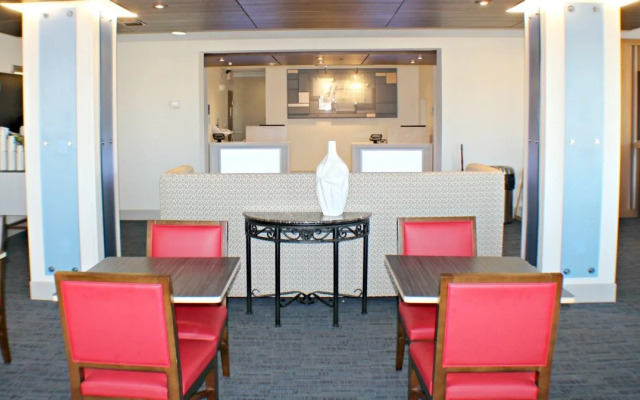 Holiday Inn Express & Suites Plainview by IHG