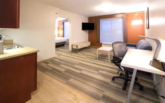 Holiday Inn Express Hotel & Suites Detroit - Utica by IHG