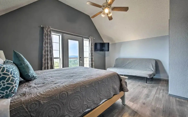 Scenic Hilltop Hideaway, Mins to River & Lake