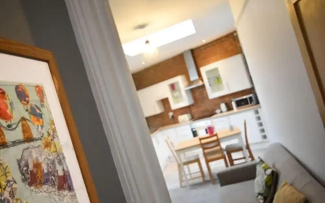 Central Contemporary 3 Bedroom Flat in Bristol