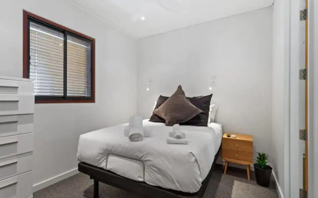 Lovely view apartment - free parking, pool and gym