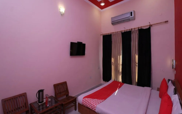 OYO 24340 Hotel Laxmi Palace