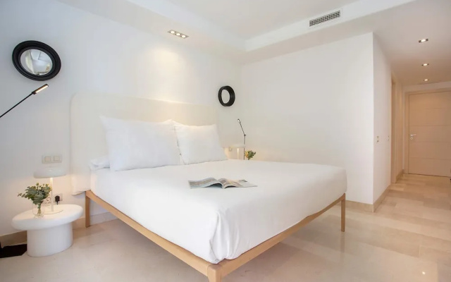 Bright Apartment Front of Beach Guadalmansa Beach