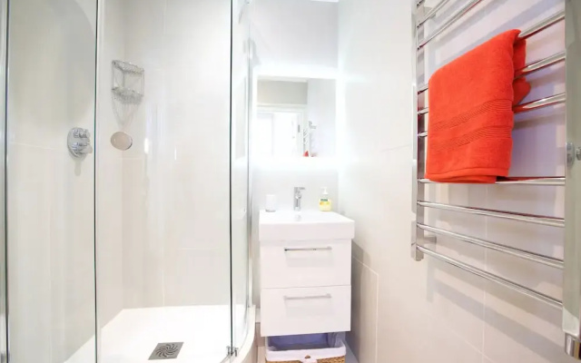 JOIVY English Retro 2BR Apt Near Battersea Park