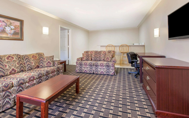 Super 8 by Wyndham Tyler TX