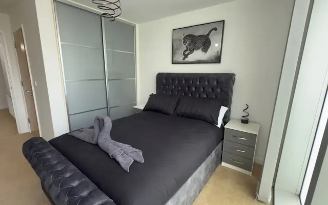 Central M K 2-bedroom Apartment, Sleeps 4, Parking