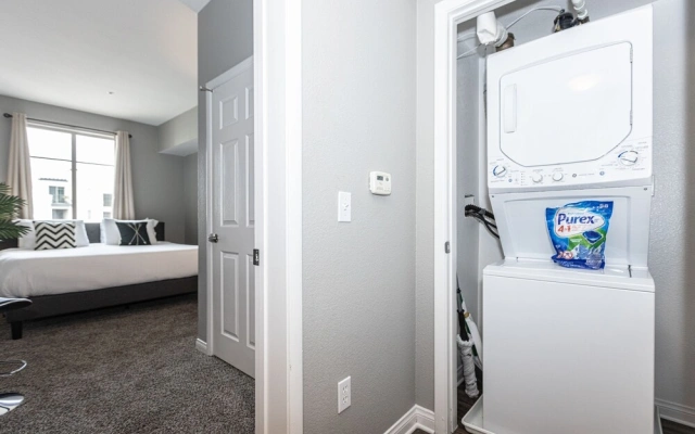 Lux Apt by SeaWorld. Pool, Hot Tub, Gym, King Beds