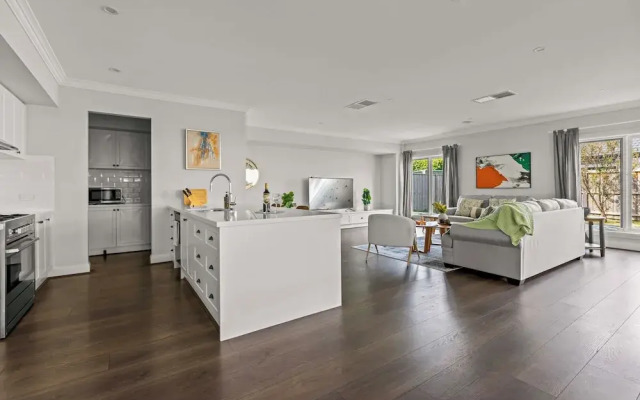 StayAU Contemporary 5BRM Families Home Point Cook