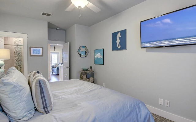 Saltwater Hippie 3 Bedroom Condo by Redawning