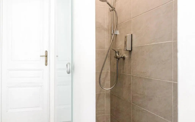 Commodious 2BR Apt. Near AKH-Perfect for Groups