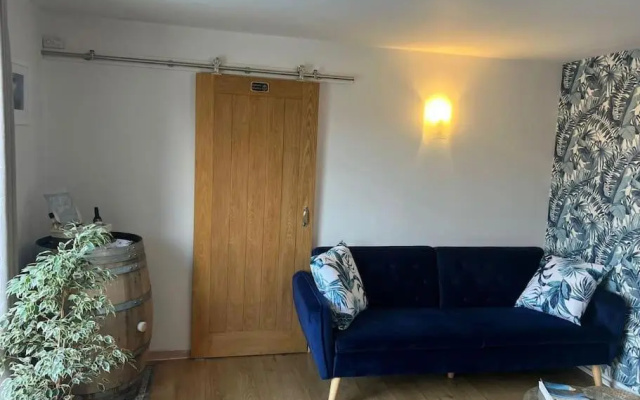 Unique One Bedroom Guest House with Free Parking