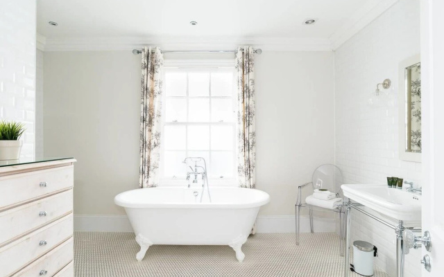 Stylish 5BR House in Hampton Court