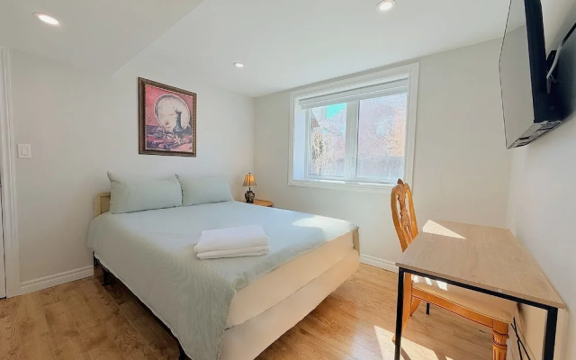 Cozy Rooms in Bright Walkout Suite - Newly Renovated 2026