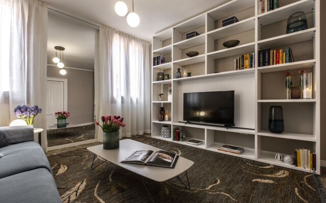 Charming Apartment on the Grand Canal 0