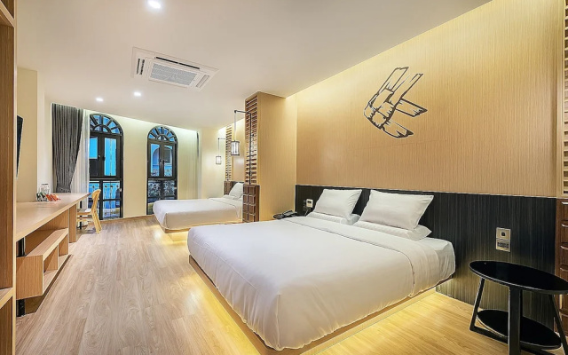 Phra Nakhon Poshtel