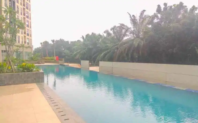 Comfy and Nice Studio Apartment at Transpark Cibubur By Travelio