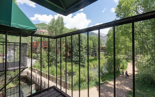 Manitou Lodge 6 Hotel Room by Alpine Lodging Telluride
