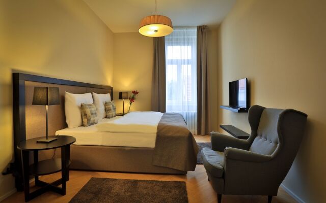 James Hotel & Apartments комната для гостей