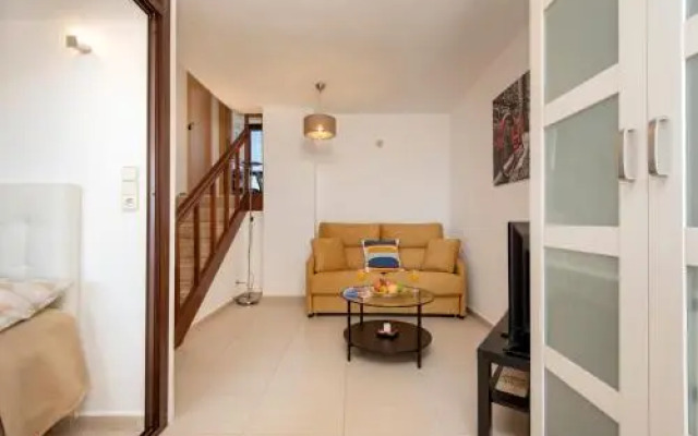 Apartamento con terraza y piscina junto a la playa