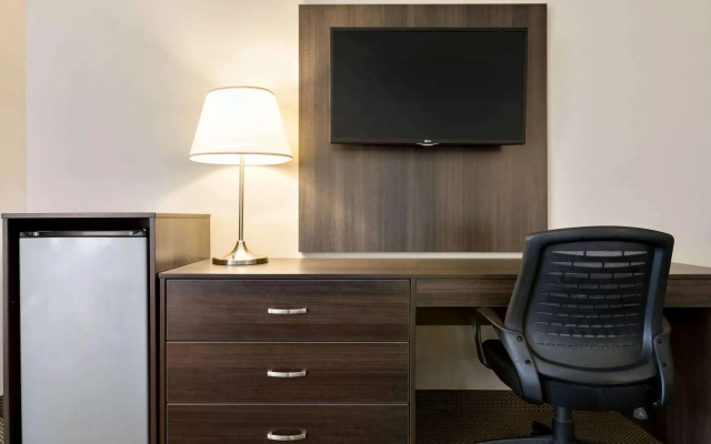 Travelodge Kingston LaSalle Hotel