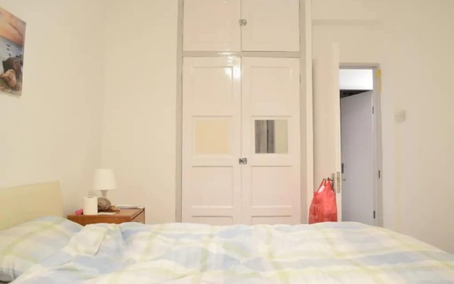Апартаменты 4 Bedroom Apartment in Kilburn With Private Balcony вид на фасад