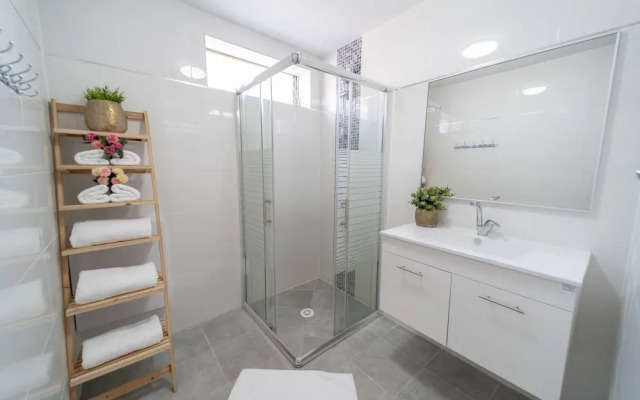 Stunning 3Bdr Apt Prime Location