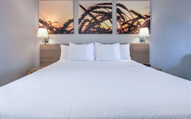 Days Inn by Wyndham Greenville MS