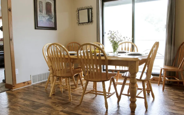 4 Bedroom Apartment near Blue Mountain Village, Private Beach Access, BBQ, Petfriendly