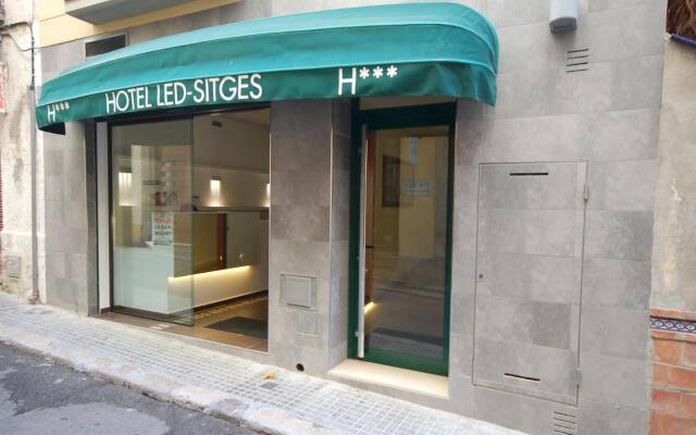 Hotel Led-Sitges вид на фасад