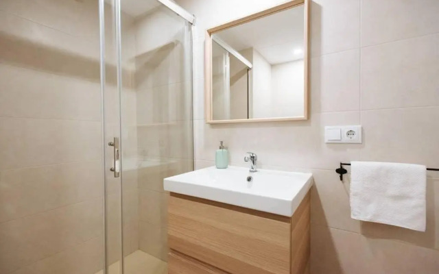 Hostly Sol 2bdr flat with patio in Seville center