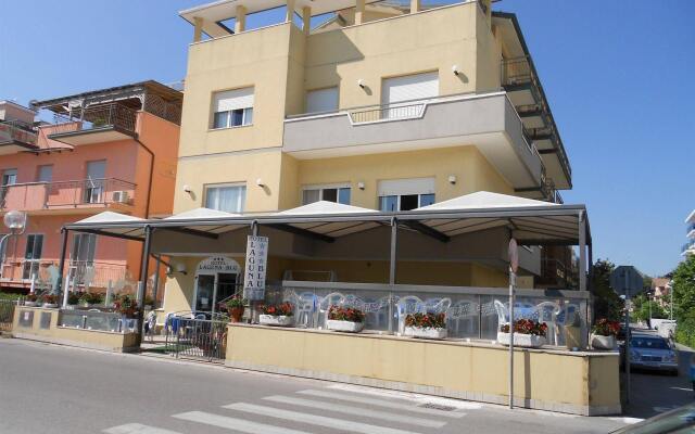 Hotel Laguna Blu Римини вид на фасад