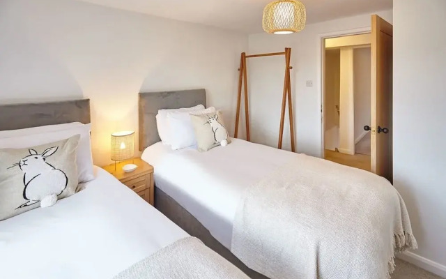 Host Stay Green Willow