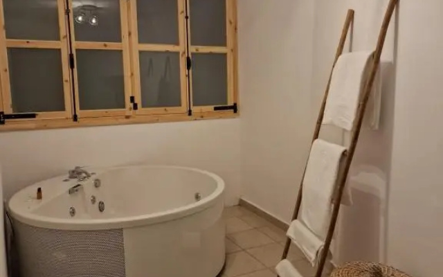 Aprosmeno Jacuzzi House 3 With Private Pool