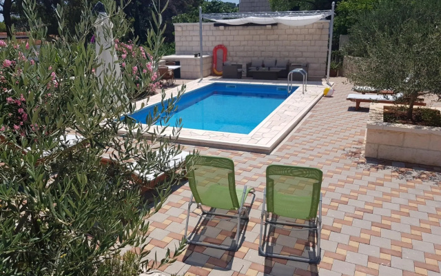 Sandra - With Swimming Pool - H