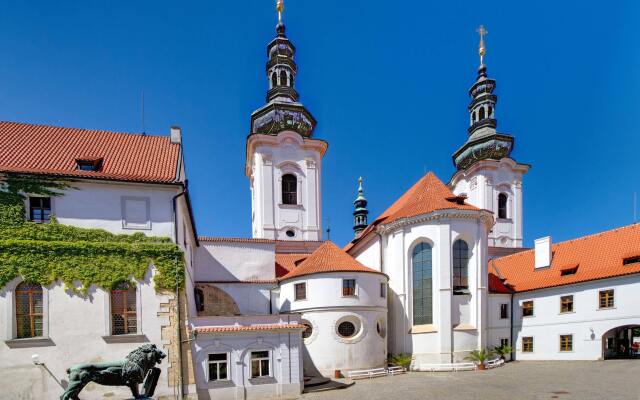 Hotel Monastery Прага вид на фасад