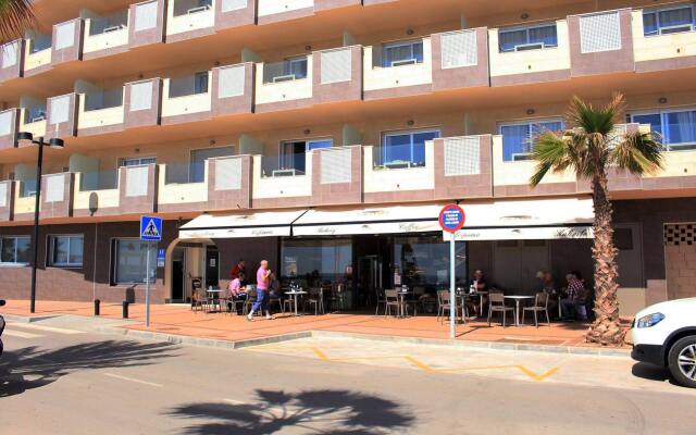 Отель Apartamentos Vegasol Playa A.T. Испания, Фуэнхирола - отзывы, цены и фото номеров - забронировать отель Apartamentos Vegasol Playa A.T. онлайн вид на фасад