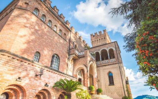 Отель Castello Di Mornico Losana Морнико-Лозана вид на фасад