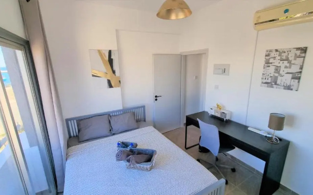 Apartment with 360° balcony and Direct Sea and Harbour View!