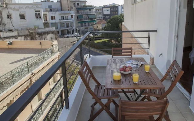 Elegant residence with Panoramic view to Acropolis by GHH