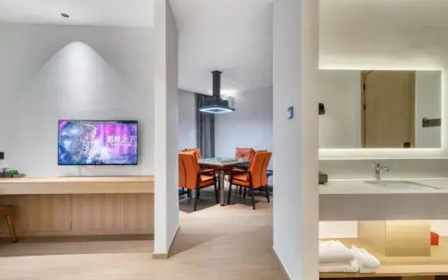 Six-Dimensional Business Hotel Huzhou